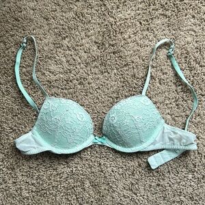 Gilly Hicks 32A light green push ‘em up plunge bra.